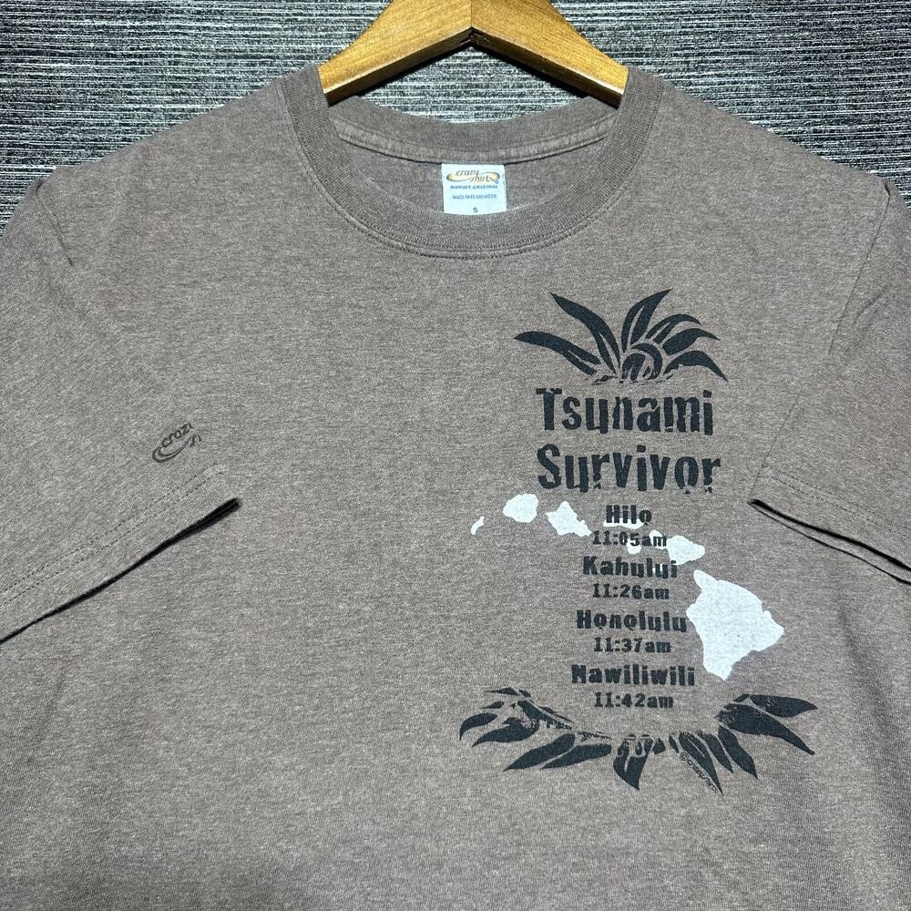 Crazy Shirts Hawaii Tsunami Survivor T Shirt Men's S Brown 2010 Short Sleeve